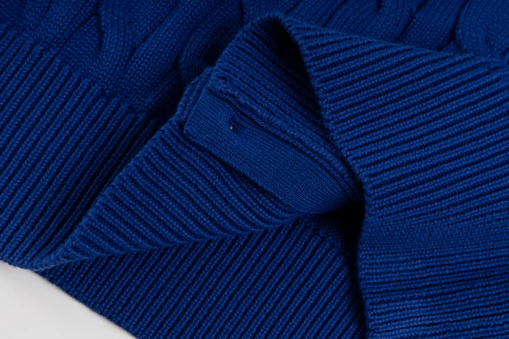 P230 #R93 RALPH LAUREN Ralph Lauren twelve colors classic small label embroidery logo seven-button knitted cable cardigan sweater for women, high-density LOGO embroidery on the chest, original customization of tag accessories. Made of pure cotton yarn, pure cotton is skin-friendly and comfortable, small label war horse embroidered twist button cardigan sweater 🐎 high quality, follow the blogger to learn how to wear it! Let’s buy a Ralph Lauren cable sweater. It’s a super hard-to-find series after it became popular. It’s hard to find one on the official website. It’s simple and practical to wear, with a lazy and loose feel. The thickened fabric has more texture, feels soft and delicate, and has a loose fit. Whether worn alone or layered, you can wear different styles of fashion with just one piece!   Size: